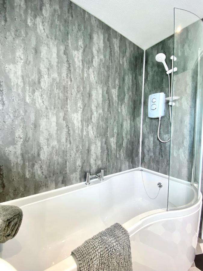Stylish Central 2 Bedroom Apartment - Free Parking, Free Wifi Orkney Kültér fotó