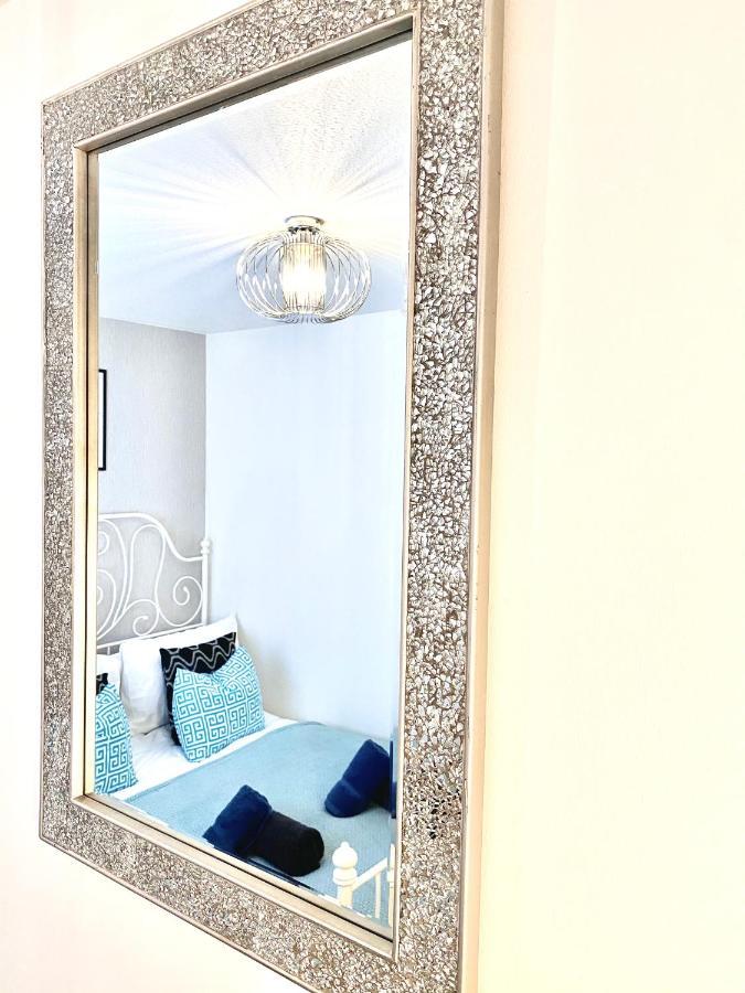Stylish Central 2 Bedroom Apartment - Free Parking, Free Wifi Orkney Kültér fotó