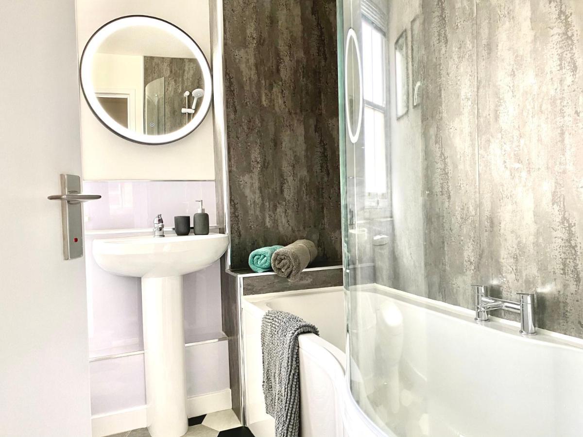 Stylish Central 2 Bedroom Apartment - Free Parking, Free Wifi Orkney Kültér fotó